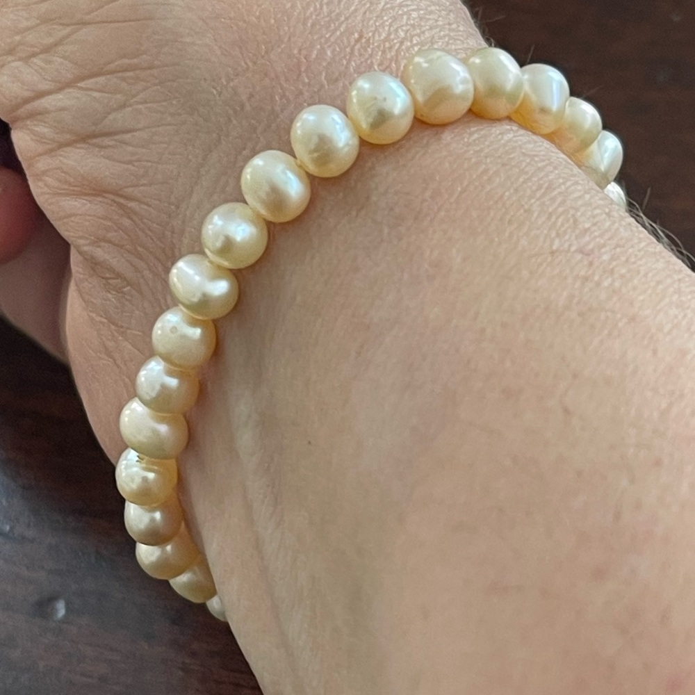 Cultured freshwater creamy white pearl stretchy bracelet